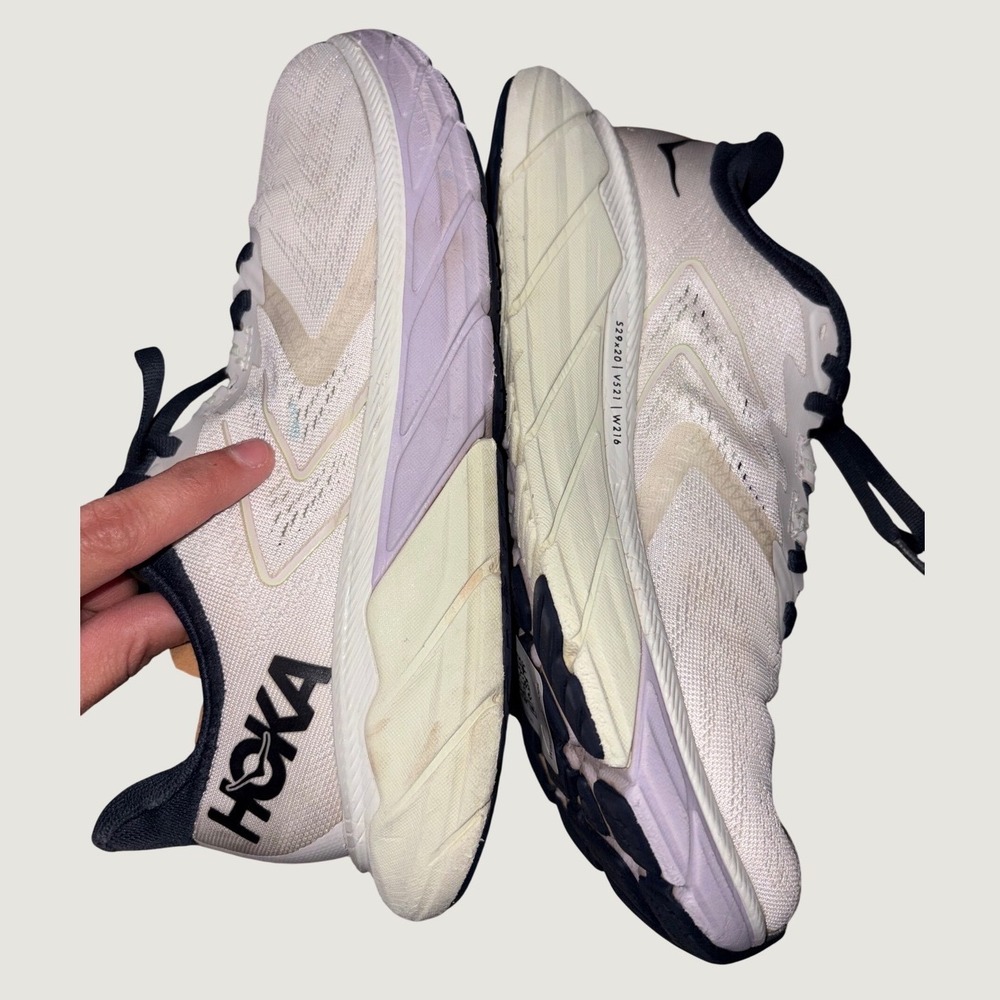 Hoka ladies size 7B One Arahi 5 Womens White/Silver/Lavender Running Shoes - Picture 2 of 5